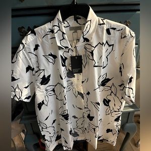 Men’s Ted Baker responsibly sourced cotton button down short sleeve shirt.